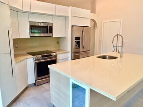11325 NW 52nd Ln in Doral, FL - Building Photo - Building Photo