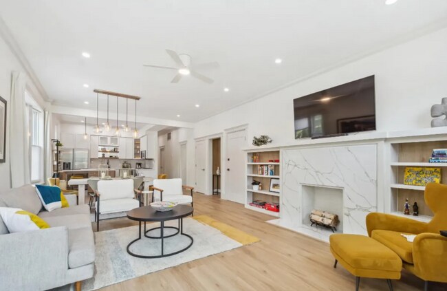 2956 W Logan Blvd, Unit 1 in Chicago, IL - Building Photo - Building Photo