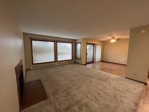 Renovated 2 bed 1.5 bath. Modern Finishes in Seattle, WA - Building Photo - Interior Photo