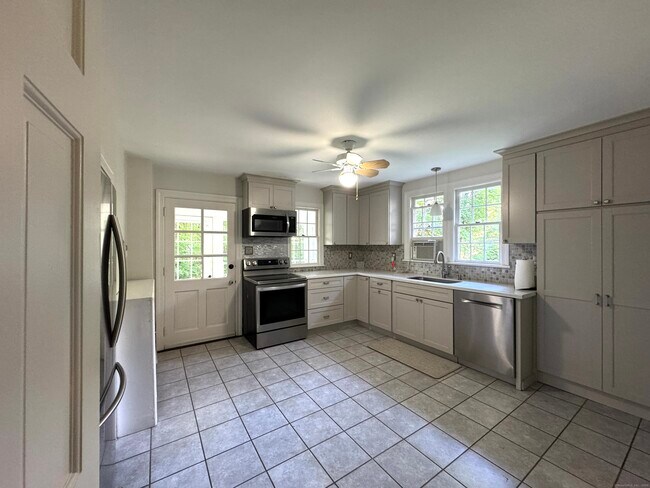 153 Black Rock Tpke in Redding, CT - Building Photo - Building Photo