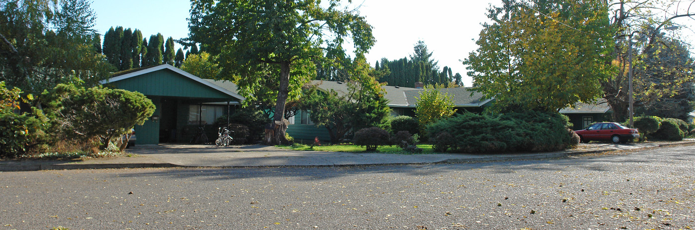 cedar court in Salem, OR - Building Photo