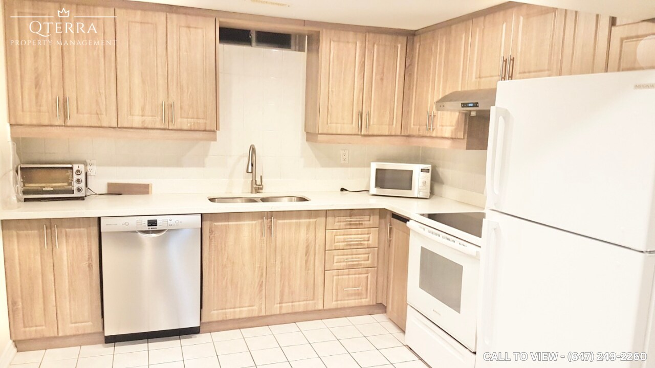 664 Esprit Cres in Mississauga, ON - Building Photo