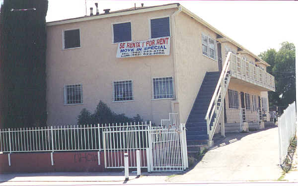 128 W Imperial Hwy in Los Angeles, CA - Building Photo