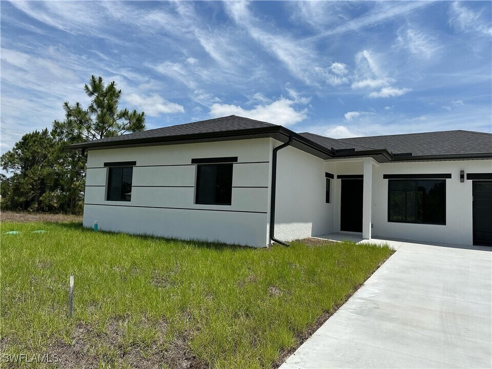 901 Oxford Ave S in Lehigh Acres, FL - Building Photo