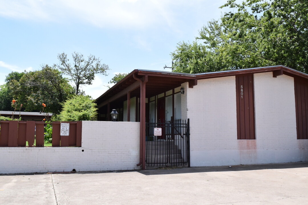 5601 Woodrow Ave in Austin, TX - Building Photo