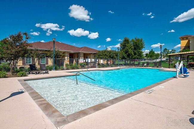 Fairway Landings at Plum Creek in Kyle, TX - Foto de edificio - Building Photo