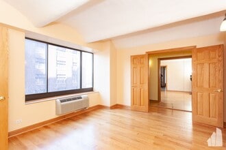 345 N Canal St in Chicago, IL - Foto de edificio - Building Photo