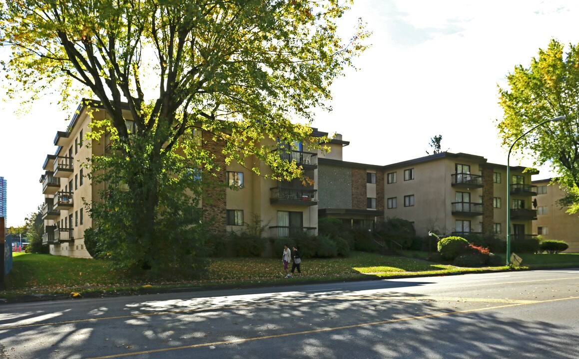 Southwood Plaza in Burnaby, BC - Building Photo