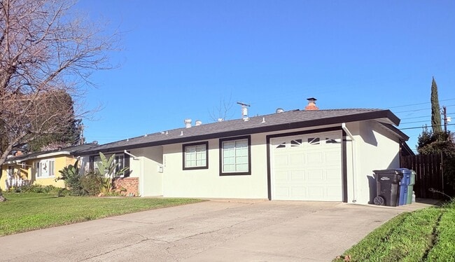 1524 Gladstone Dr in Sacramento, CA - Building Photo - Building Photo