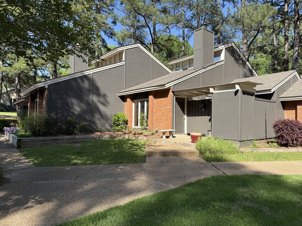 200 Woodgreen Dr in Madison, MS - Building Photo