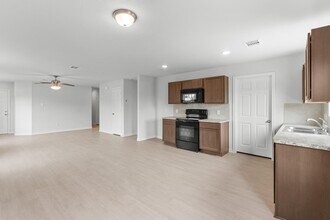 1204 Daniel St in Baytown, TX - Building Photo - Building Photo