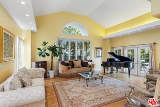 2202 San Vicente Blvd in Santa Monica, CA - Building Photo - Building Photo