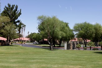 Palm Lake Village in Palm Desert, CA - Foto de edificio - Building Photo
