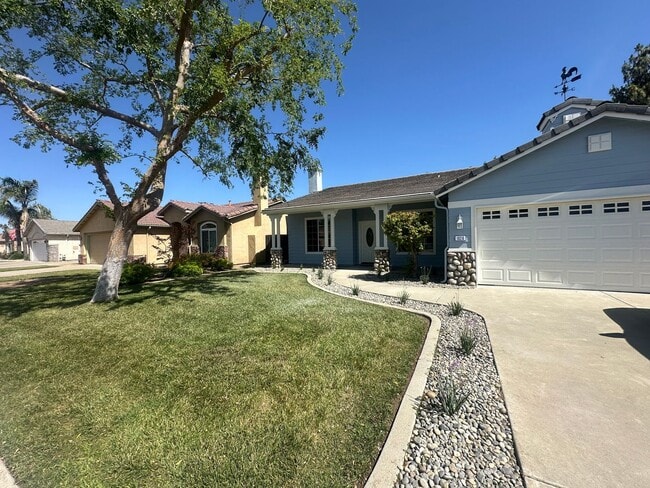 1026 W Willow Dr in Hanford, CA - Building Photo - Building Photo
