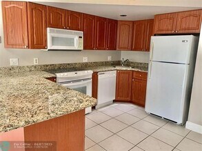 49 Deer Creek Rd in Deerfield Beach, FL - Foto de edificio - Building Photo