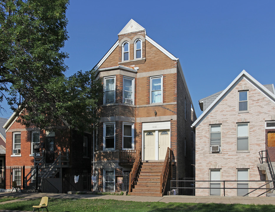 3242 S Hoyne Ave in Chicago, IL - Building Photo