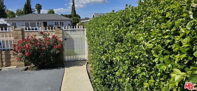 17550 Willard St in Los Angeles, CA - Building Photo - Building Photo