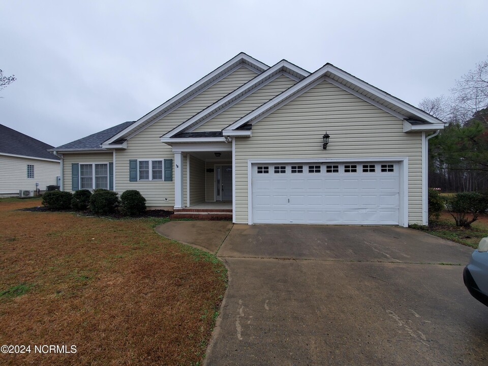 2106 Braselton Dr in Winterville, NC - Foto de edificio