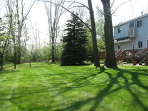 Sandridge Townhomes & Apartments in Lansing, MI - Foto de edificio - Building Photo