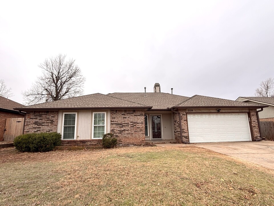 2116 Shorewood Ln in Edmond, OK - Building Photo