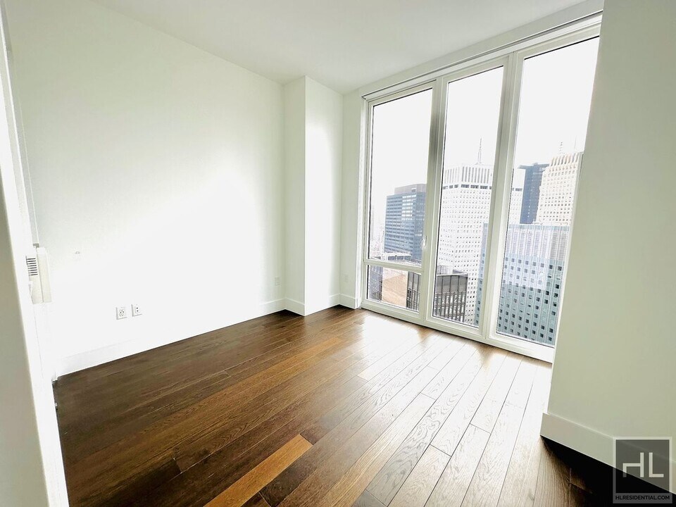 East 44th Street in New York, NY - Building Photo