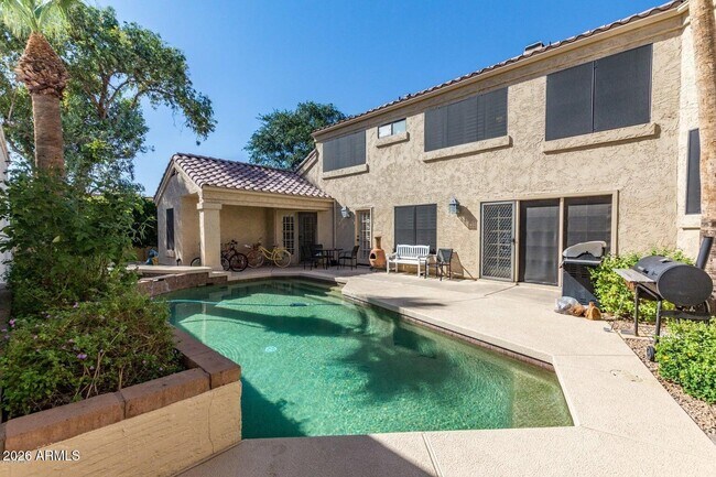 property at 7176 N Vía De Amigos