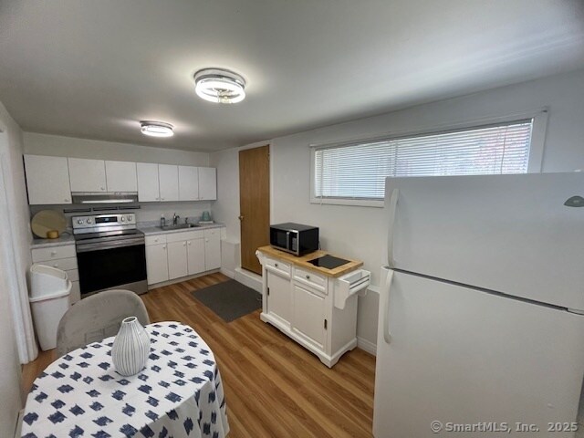11 Hunters Ln in Norwalk, CT - Building Photo