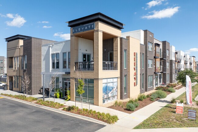 Elevate at Pena Station in Denver, CO - Foto de edificio - Building Photo