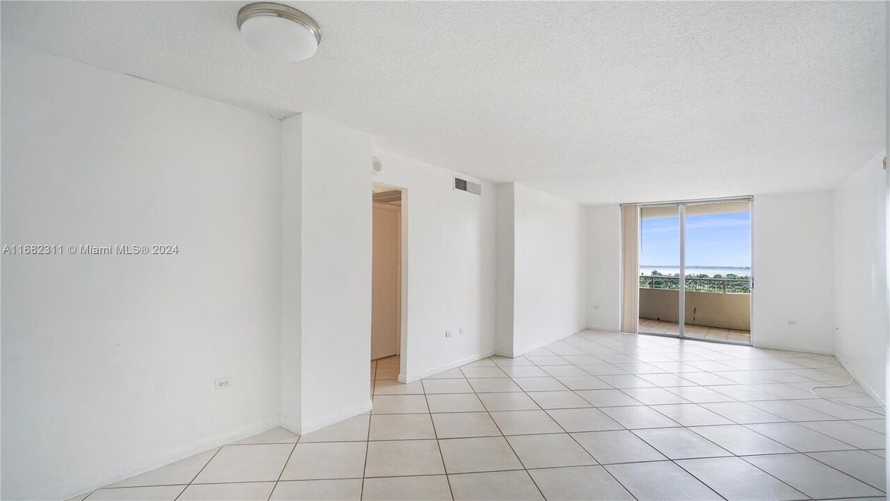 5555 Collins Ave, Unit 17k in Miami, FL - Building Photo