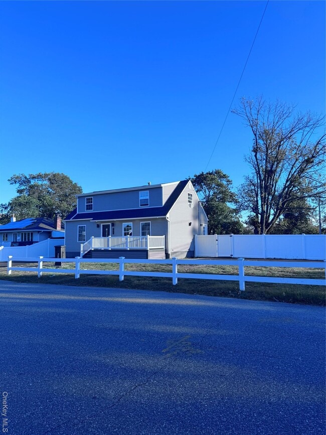 280 Neptune Ave in West Babylon, NY - Building Photo - Building Photo