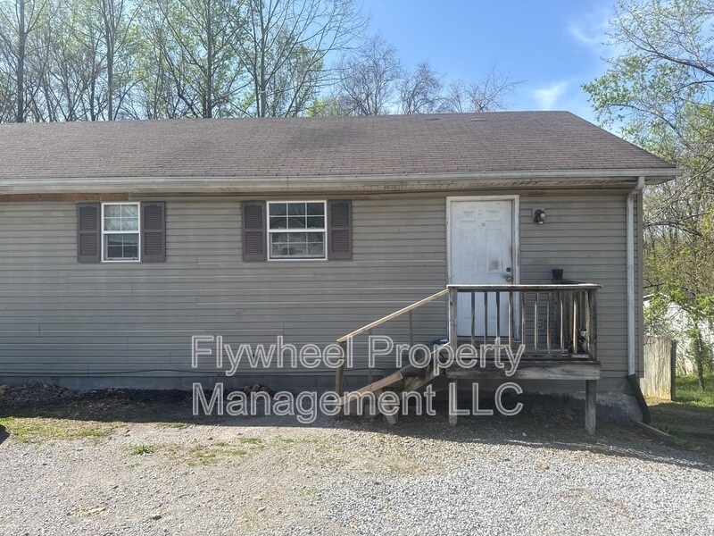138 N Poole St in Ashland City, TN - Building Photo