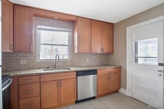 115 W 13 Mile Rd in Royal Oak, MI - Foto de edificio - Building Photo