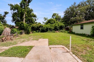 604 W Peach St in Angleton, TX - Building Photo - Building Photo