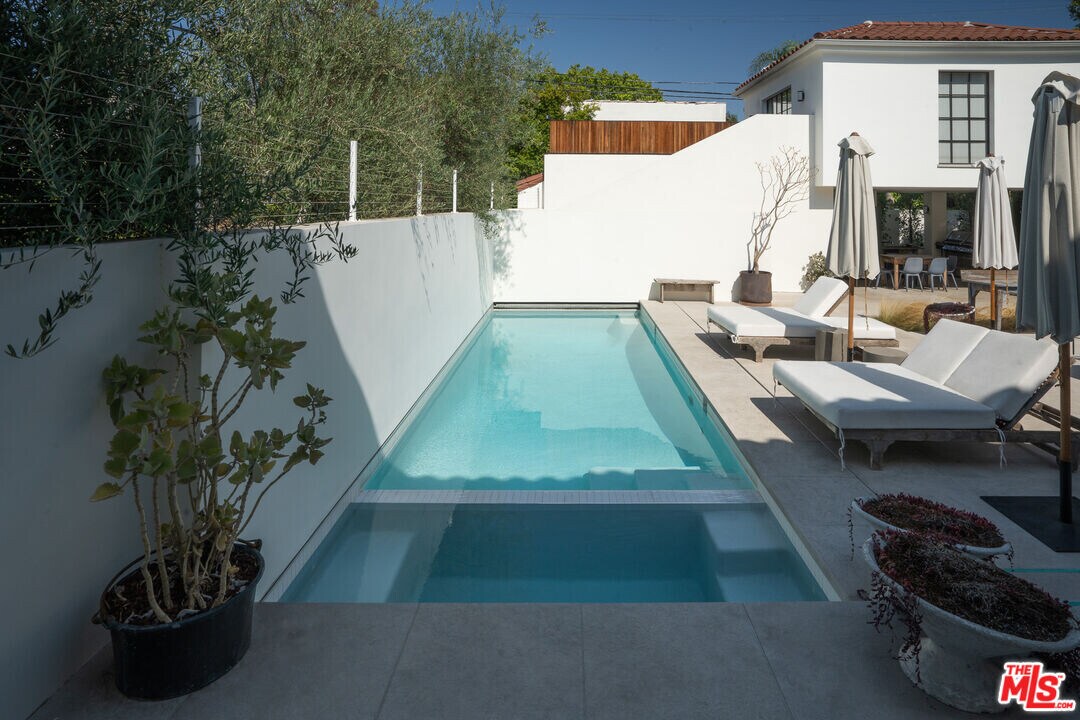 546 N McCadden Pl in Los Angeles, CA - Building Photo