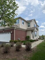 10097 Cummings St in Huntley, IL - Building Photo