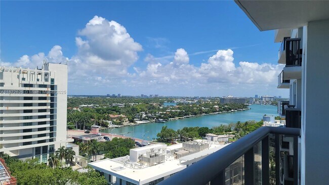 6039 Collins Ave in Miami Beach, FL - Building Photo - Building Photo