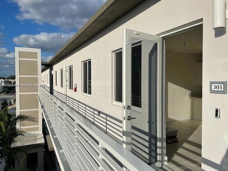 6453 NW 102nd Path, Unit 305 in Doral, FL - Foto de edificio