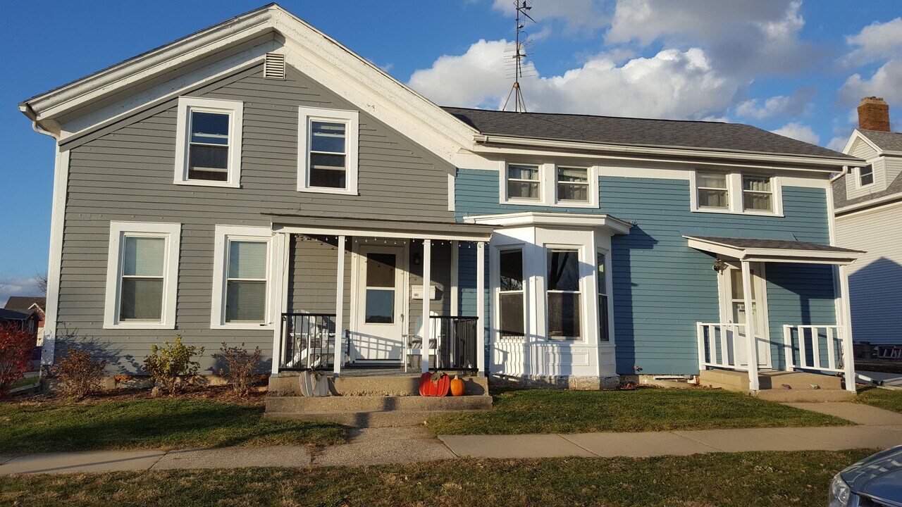 1803 8th St, Unit 1803 in Monroe, WI - Building Photo