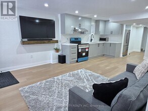 3279 Turnstone Blvd in Pickering, ON - Building Photo - Building Photo