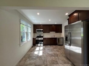 35 Dunes Ln in Port Washington, NY - Building Photo - Building Photo