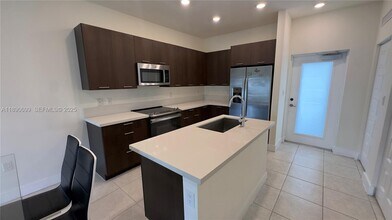 8301 NW 41st St in Doral, FL - Foto de edificio - Building Photo