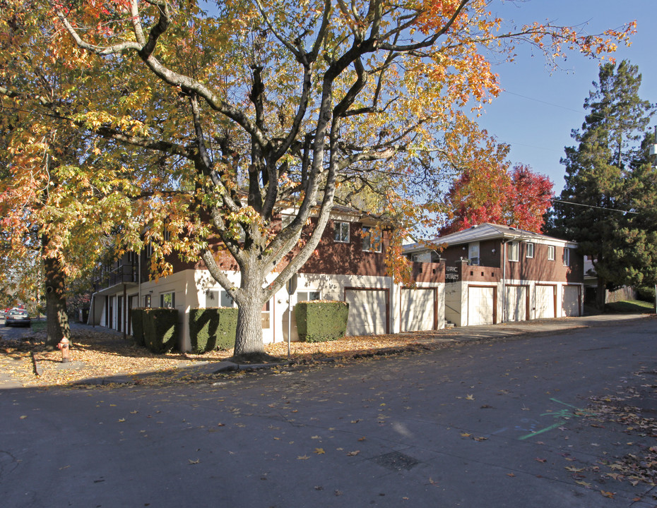 Oak Courts in Portland, OR - Building Photo