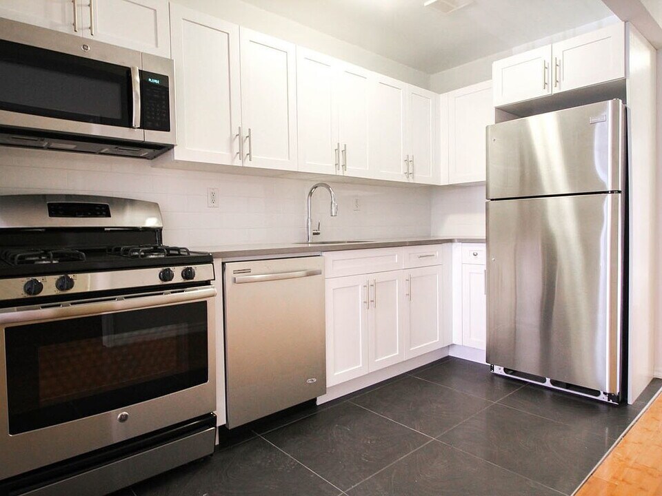 246 MacDougal St in New York, NY - Building Photo