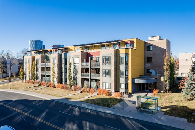 611 Edmonton Trl NE in Calgary, AB - Building Photo - Building Photo