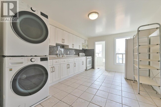 870 Carlaw Ave in Toronto, ON - Building Photo - Building Photo
