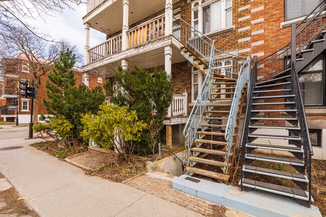2598 Saint-Zotique Rue E in Montréal, QC - Building Photo - Building Photo