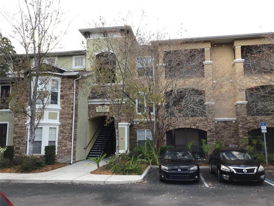 10106 Courtney Oaks Cir in Tampa, FL - Building Photo