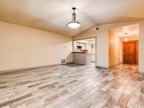 9805 Murmuring Creek Dr in Austin, TX - Foto de edificio - Building Photo