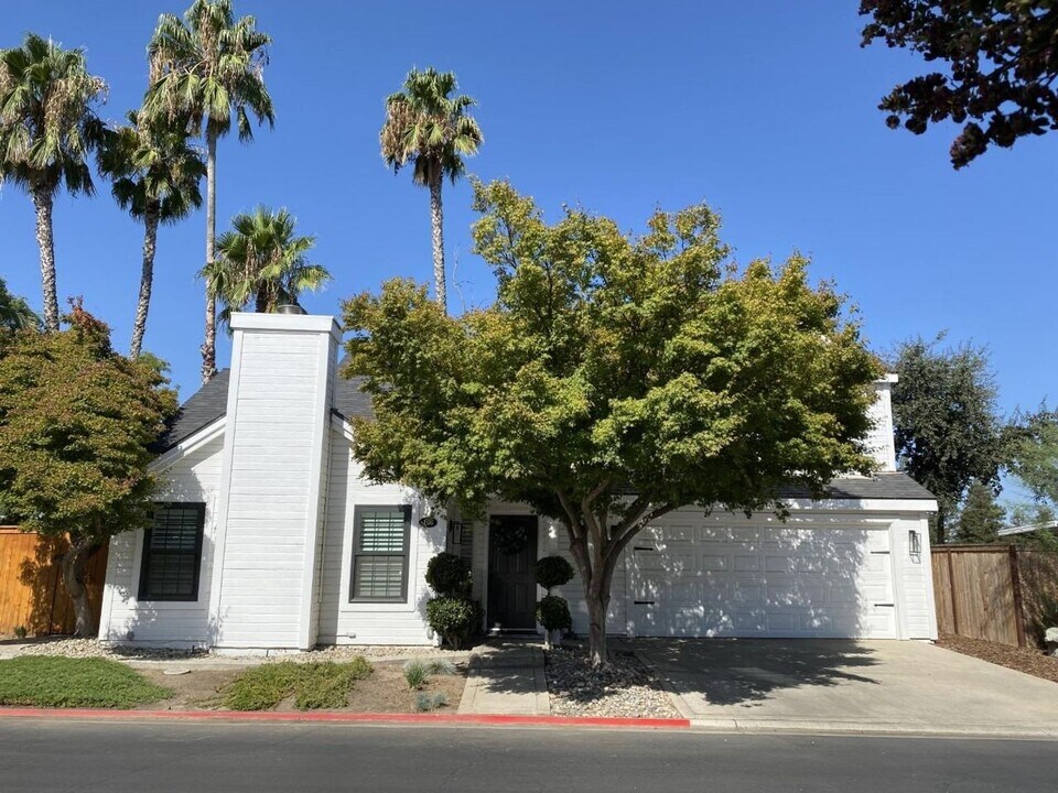 8665 N Cedar Ave in Fresno, CA - Building Photo