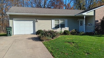 834 Lauri Jo Ln SW, Unit 834 in Massillon, OH - Building Photo